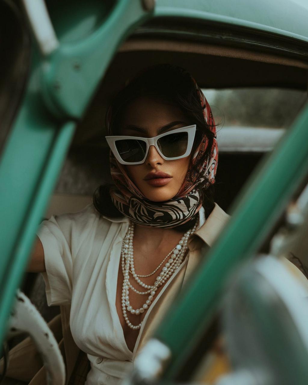 FashionRetro Glamour Reimagined: WomanWonderFashion's Nod to Vintage Vibes  | by WomanWonder | Medium